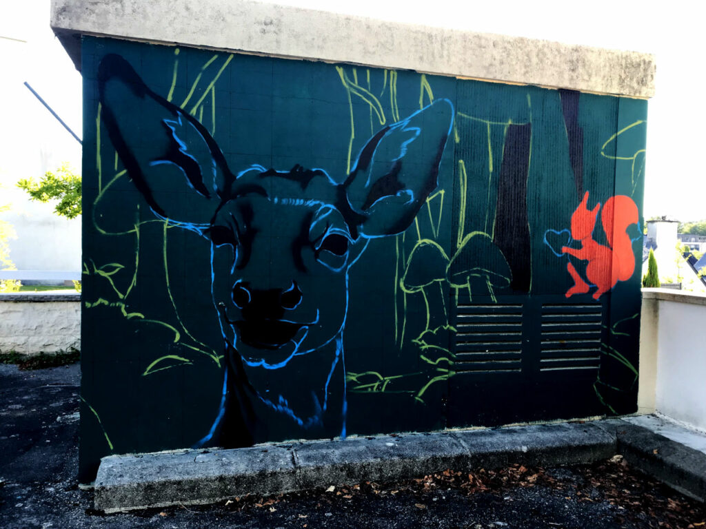 Portrait d'une biche et fresque sur le thème de la forêt à Quimper (2/4)